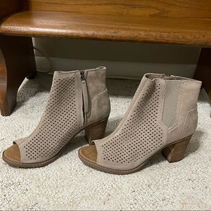 Toms womens size 10 bootie with beep toe
